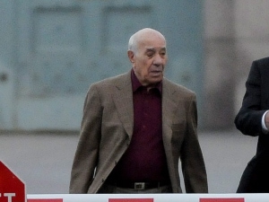 Nicolo Rizzuto quittant une prison de Montréal le 16 octobre 2008. Nicolo Rizzuto quittant une prison de Montréal le 16 octobre 2008.