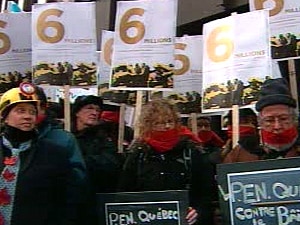 Une trentaine de manifestants ont protesté devant le palais de justice. Une trentaine de manifestants ont protesté devant le palais de justice.