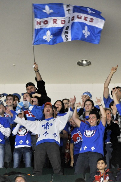 Des partisans des Nordiques de Québec ont assisté à un match de la LNH, samedi Des partisans des Nordiques de Québec ont assisté à un match de la LNH, samedi