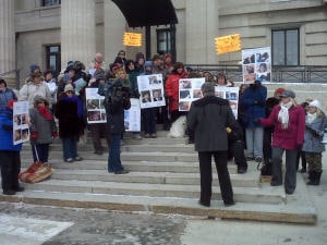 Une cinquantaine de manifestants tentent d'attirer l'attention du gouvernement sur les cas de maltraitance des animaux qui'ils estiment en hausse. Une cinquantaine de manifestants tentent d'attirer l'attention du gouvernement sur les cas de maltraitance des animaux qui'ils estiment en hausse.