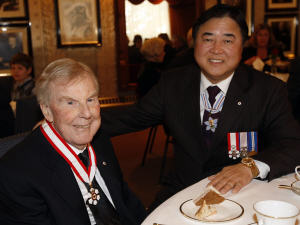 L'ancien premier ministre Sterling Lyon (à g.) reçoit la médaille d'officier de l'Ordre du Canada le 22 février 2010 des mains du lieutenant-gouverneur du Manitoba, Philip Lee. L'ancien premier ministre Sterling Lyon (à g.) reçoit la médaille d'officier de l'Ordre du Canada le 22 février 2010 des mains du lieutenant-gouverneur du Manitoba, Philip Lee.
