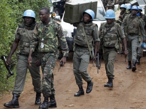 Des Casques bleus patrouillant à Abidjan, le 16 décembre 2010. Des Casques bleus patrouillant à Abidjan, le 16 décembre 2010.