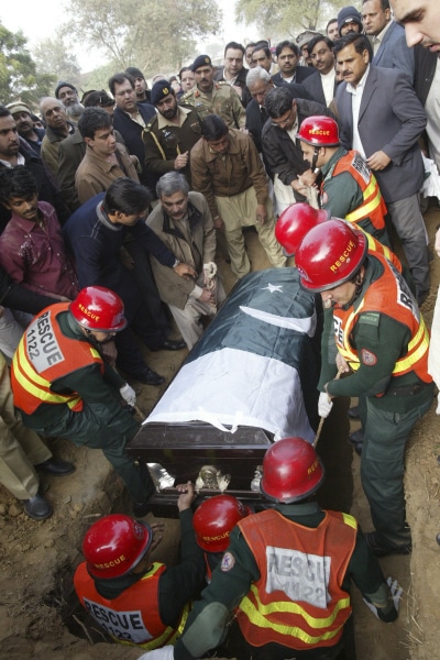 Le cercueil de Salman Taseer est porté en terre. Le cercueil de Salman Taseer est porté en terre.