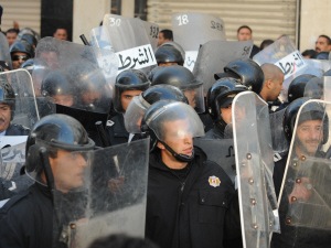 Les forces de police tunisiennes, lors d'une manifestation à Tunis, le 27 décembre 2010. Les forces de police tunisiennes, lors d'une manifestation à Tunis, le 27 décembre 2010.
