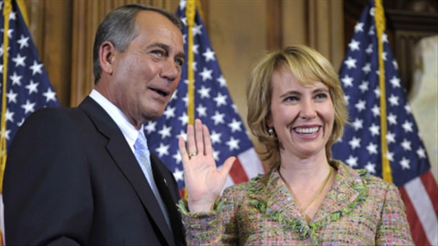 L'élue démocrate à la Chambre des représentants Gabrielle Giffords, lors de son assermentation, le 5 janvier 2011, avec le président de la Chambre, John Boehner L'élue démocrate à la Chambre des représentants Gabrielle Giffords, lors de son assermentation, le 5 janvier 2011, avec le président de la Chambre, John Boehner
