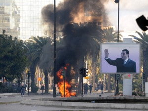 De la fumée s'élève dans le ciel de Tunis pendant des affrontements entre policiers et manifestants, le 14 janvier 2011. De la fumée s'élève dans le ciel de Tunis pendant des affrontements entre policiers et manifestants, le 14 janvier 2011.