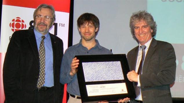 L'animateur des Années lumière, Yanick Villedieu, le récipiendaire, Joël Bêty et le directeur de l'information à Radio-Canada, Alain Saulnier L'animateur des Années lumière, Yanick Villedieu, le récipiendaire, Joël Bêty et le directeur de l'information à Radio-Canada, Alain Saulnier
