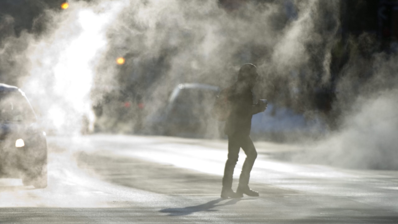 Un piéton traverse une rue de Montréal lundi. Un piéton traverse une rue de Montréal lundi.