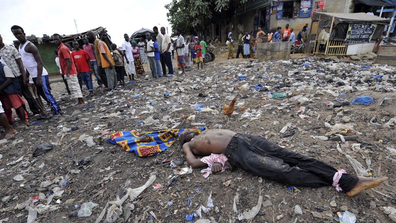 Un corps découvert dans un quartier d'Abidjan après de violents heurts entre des partisans favorables à Alassane Ouattara et les forces de l'ordre. Un corps découvert dans un quartier d'Abidjan après de violents heurts entre des partisans favorables à Alassane Ouattara et les forces de l'ordre.