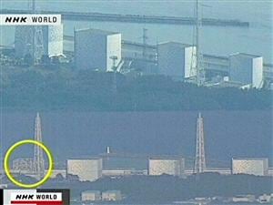 Image de la télévision japonaise NHK montrant deux photos de la centrale nucléaire Fukushima No. 1. Celle du bas montre que le toit et les murs du bâtiment ont été touchés. Image de la télévision japonaise NHK montrant deux photos de la centrale nucléaire Fukushima No. 1. Celle du bas montre que le toit et les murs du bâtiment ont été touchés.