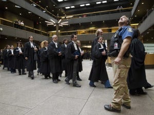 Des procureurs et des juristes ont tenu une manifestation silencieuse au palais de justice de Montréal, le 8 février 2011. Des procureurs et des juristes ont tenu une manifestation silencieuse au palais de justice de Montréal, le 8 février 2011.