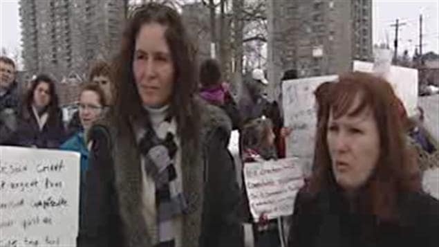 Nancy Poulin et Diane Labelle s'inquiètent pour l'avenir de leurs enfants malentendants. Nancy Poulin et Diane Labelle s'inquiètent pour l'avenir de leurs enfants malentendants.