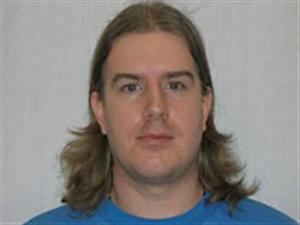 Selon la PPO, Ashley Brent Crawford mesure 5'10", pèse 155 livres, a les cheveux bruns et les yeux bleus. Selon la PPO, Ashley Brent Crawford mesure 5'10", pèse 155 livres, a les cheveux bruns et les yeux bleus.