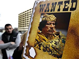 Des manifestants protestent contre le régime de Khadafi devant l'ambassade libyenne à Washington (24 février 2011). Des manifestants protestent contre le régime de Khadafi devant l'ambassade libyenne à Washington (24 février 2011).