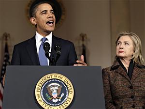 Le président Barack Obama accompagné de la secrétaire d’État, Hillary Clinton, à la Maison-Blanche, le 23 février 2011. Le président Barack Obama accompagné de la secrétaire d’État, Hillary Clinton, à la Maison-Blanche, le 23 février 2011.