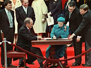 Signature de la Constitution canadienne par la reine Elizabeth II à Ottawa, le 17 avril 1982, en présence du premier ministre Pierre Trudeau Signature de la Constitution canadienne par la reine Elizabeth II à Ottawa, le 17 avril 1982, en présence du premier ministre Pierre Trudeau