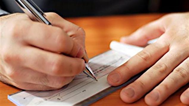 Personne signant un chèque Personne signant un chèque