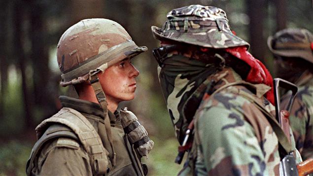 Une des images les plus marquantes de la crise d’Oka, prise le 1er septembre 1990. Le soldat Patrick Cloutier était resté stoïque devant les invectives du Warrior Brad Larocque, surnommé « Freddy Krueger ». Une des images les plus marquantes de la crise d’Oka, prise le 1er septembre 1990. Le soldat Patrick Cloutier était resté stoïque devant les invectives du Warrior Brad Larocque, surnommé « Freddy Krueger ».