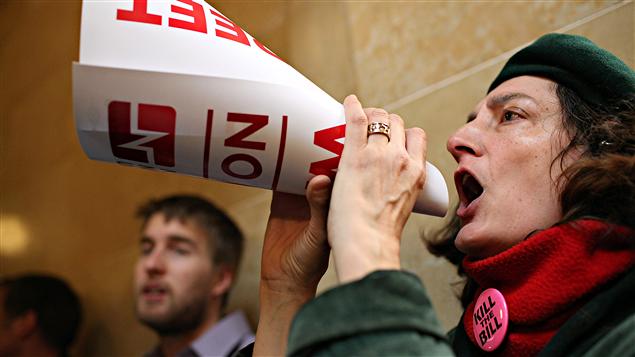 Une manifestante dans l'Assemblée du Wisconsin Une manifestante dans l'Assemblée du Wisconsin