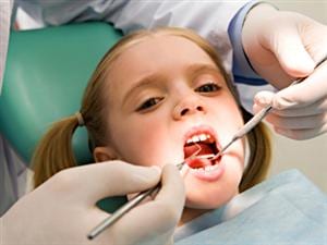 Une fillette chez le dentiste Une fillette chez le dentiste