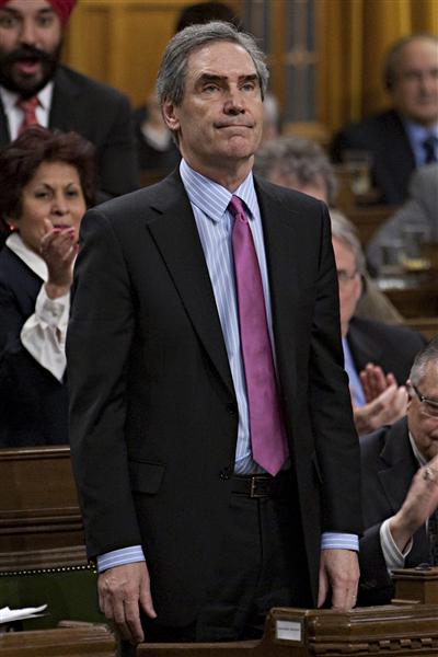 Le chef libéral Michael Ignatieff se levant pour voter en faveur de la motion de censure contre le gouvernement. Le chef libéral Michael Ignatieff se levant pour voter en faveur de la motion de censure contre le gouvernement.