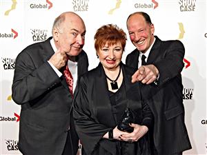 Roger Abbott, à gauche, Luba Goy, au centre, et Don Ferguson, à droite, de la distribution de Royal Canadian Air Farce. Roger Abbott, à gauche, Luba Goy, au centre, et Don Ferguson, à droite, de la distribution de Royal Canadian Air Farce.
