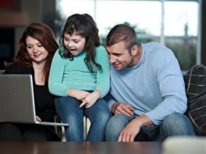 Une famille navigue sur le web. Une famille navigue sur le web.