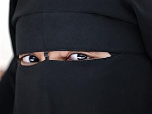 Une Française portant le niqab. Une Française portant le niqab.