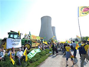 Des manifestants antinucléaires près du site de Grohnde en Allemagne. Des manifestants antinucléaires près du site de Grohnde en Allemagne.