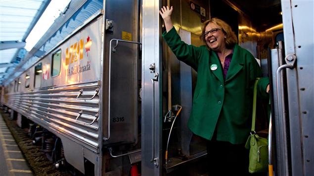 La chef du Parti vert, Elizabeth May, lors de sa tournée en train (Jasper, 17 avril 2011) La chef du Parti vert, Elizabeth May, lors de sa tournée en train (Jasper, 17 avril 2011)