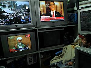 Un afghan à Kaboul écoute l’annonce de la mort d'Oussama ben Laden Un afghan à Kaboul écoute l’annonce de la mort d'Oussama ben Laden