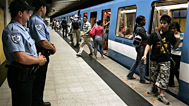 Des policiers dans le métro de Montréal Des policiers dans le métro de Montréal