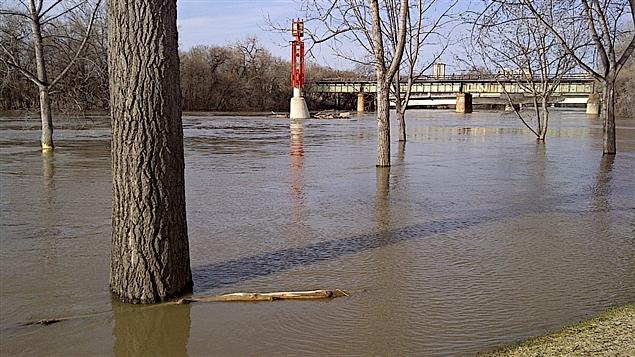 La rivière Rouge a atteint son niveau maximal mercredi à Winnipeg. La rivière Rouge a atteint son niveau maximal mercredi à Winnipeg.