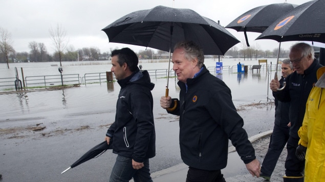 Jean Charest en visite à Saint-Jean-sur-Richelieu, le 5 mai 2011 Jean Charest en visite à Saint-Jean-sur-Richelieu, le 5 mai 2011