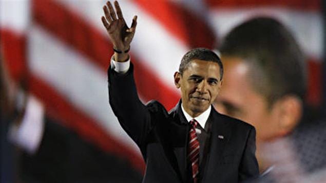 Barack Obama salue la foule après son discours à Grant Park, à Chicago en novembre 2008. Barack Obama salue la foule après son discours à Grant Park, à Chicago en novembre 2008.