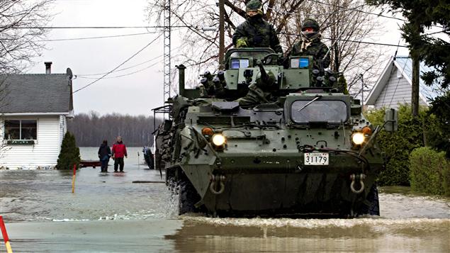 Un véhicule de l'armée circule dans une rue inondée de Saint-Jean-sur-Richelieu. Un véhicule de l'armée circule dans une rue inondée de Saint-Jean-sur-Richelieu.