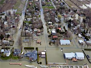 Vue aériene d'un quartier envahi par les eaux sur les rives de la rivière Richelieu. Vue aériene d'un quartier envahi par les eaux sur les rives de la rivière Richelieu.