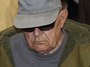 John Demjanjuk, à son arrivée au tribunal de Munich, jeudi. John Demjanjuk, à son arrivée au tribunal de Munich, jeudi.