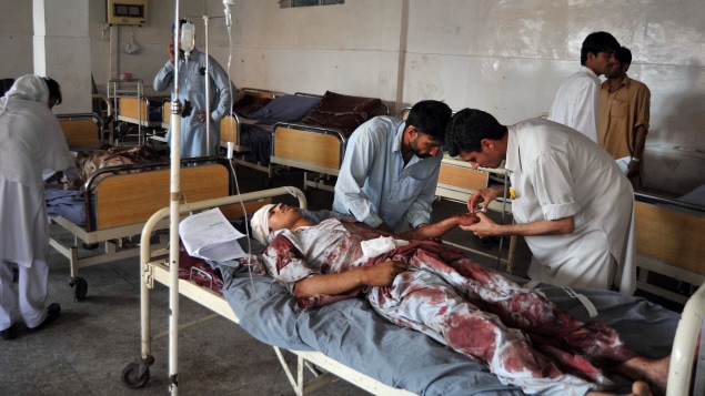Les blessés sont traités à l'hôpital de Peshawar. Les blessés sont traités à l'hôpital de Peshawar.