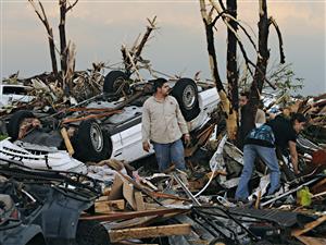 Une auto renversée, des arbres sectionnés et des tonnes de débris causés par une tornade. Une auto renversée, des arbres sectionnés et des tonnes de débris causés par une tornade.