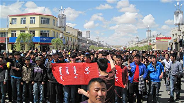 Cette photo prise par une ONG le 26 mai montrerait des étudiants et des éleveurs mongols manifestant à Huveet Shar Banner. Cette photo prise par une ONG le 26 mai montrerait des étudiants et des éleveurs mongols manifestant à Huveet Shar Banner.