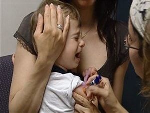 Un enfant se fait vacciner contre la rougeole. Un enfant se fait vacciner contre la rougeole.