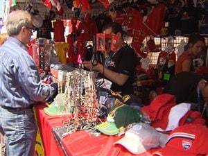 Un kiosque de produits dérivés des écuries de formule 1 à Montréal Un kiosque de produits dérivés des écuries de formule 1 à Montréal