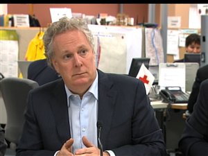 Le premier ministre Jean Charest est de passage en Montérégie pour discuter de reconstruction. Le premier ministre Jean Charest est de passage en Montérégie pour discuter de reconstruction.