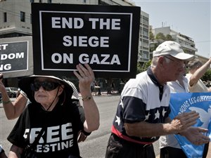 Des militants français et américains manifestent devant l’ambassade américaine en Grèce, à Athènes, contre le blocage de leurs bateaux. Des militants français et américains manifestent devant l’ambassade américaine en Grèce, à Athènes, contre le blocage de leurs bateaux.
