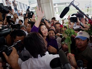 Yingluck Shinawatra salue les médias à son arrivée au quartier général de son parti, à Bangkok. Yingluck Shinawatra salue les médias à son arrivée au quartier général de son parti, à Bangkok.