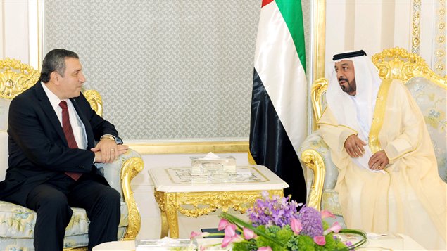 Le président des Émirats arabes unis, cheikh Khalifa ben Zayed Al-Nahyane, et le premier ministre égyptien, Essam Charaf (4 juillet 2011) Le président des Émirats arabes unis, cheikh Khalifa ben Zayed Al-Nahyane, et le premier ministre égyptien, Essam Charaf (4 juillet 2011)