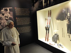 Le pape Benoît XVI visite une exposition consacrée au pape John Paul II. Le pape Benoît XVI visite une exposition consacrée au pape John Paul II.