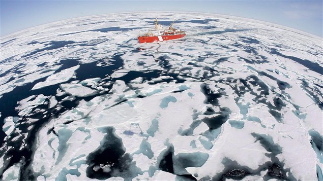 Le brise-glace canadien Louis-Saint-Laurent, lors d'une mission dans la baie de Baffin à l'été 2008. Le brise-glace canadien Louis-Saint-Laurent, lors d'une mission dans la baie de Baffin à l'été 2008.