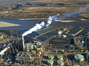 Raffinerie de sables bitumineux près de Fort McMurray en Alberta Raffinerie de sables bitumineux près de Fort McMurray en Alberta